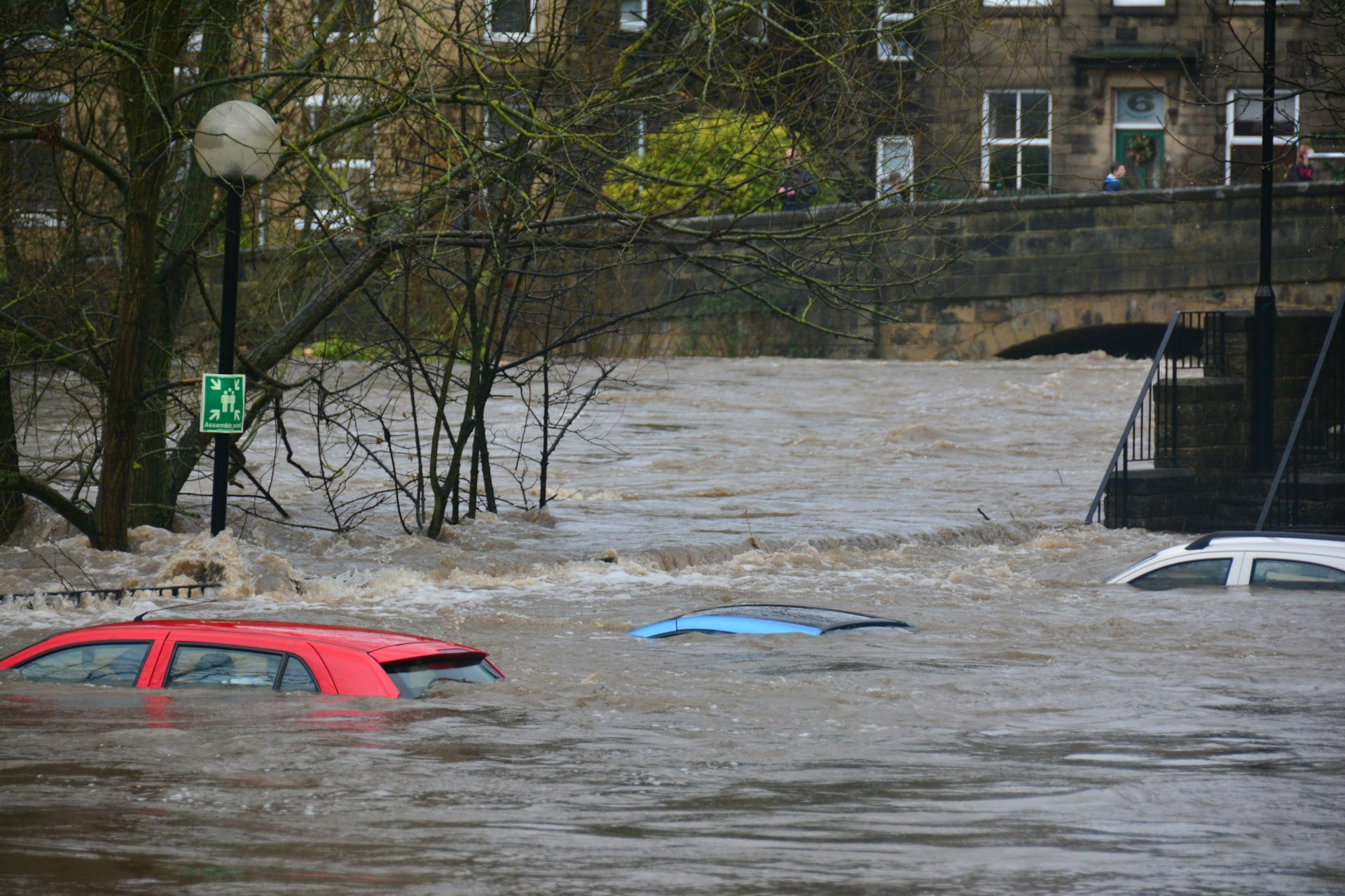 coches cubiertos de agua en una calle inundada