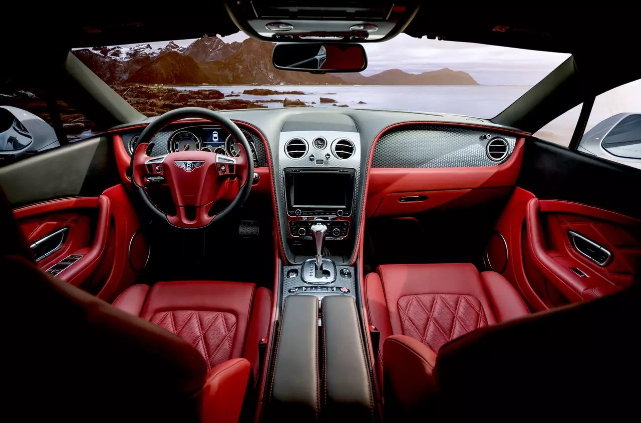 Interior rojo del vehículo