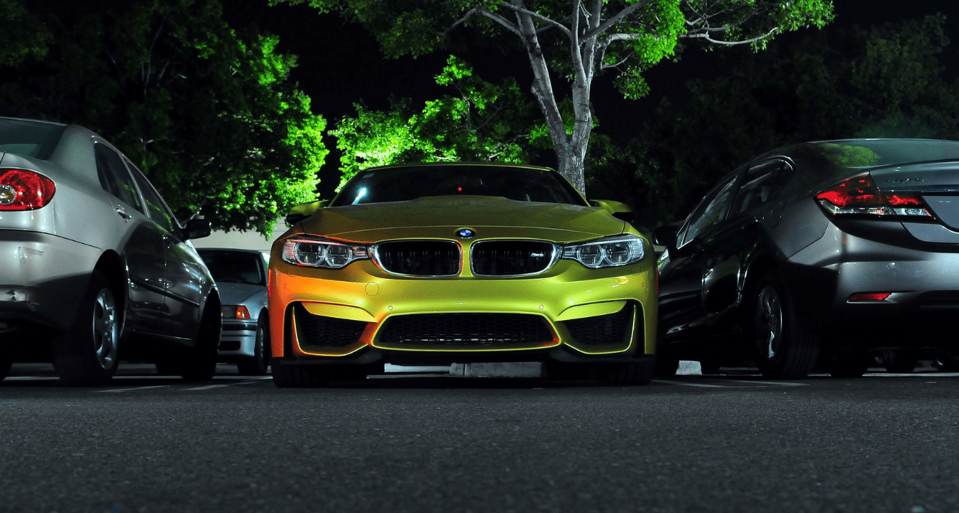 BMW dorado en el estacionamiento