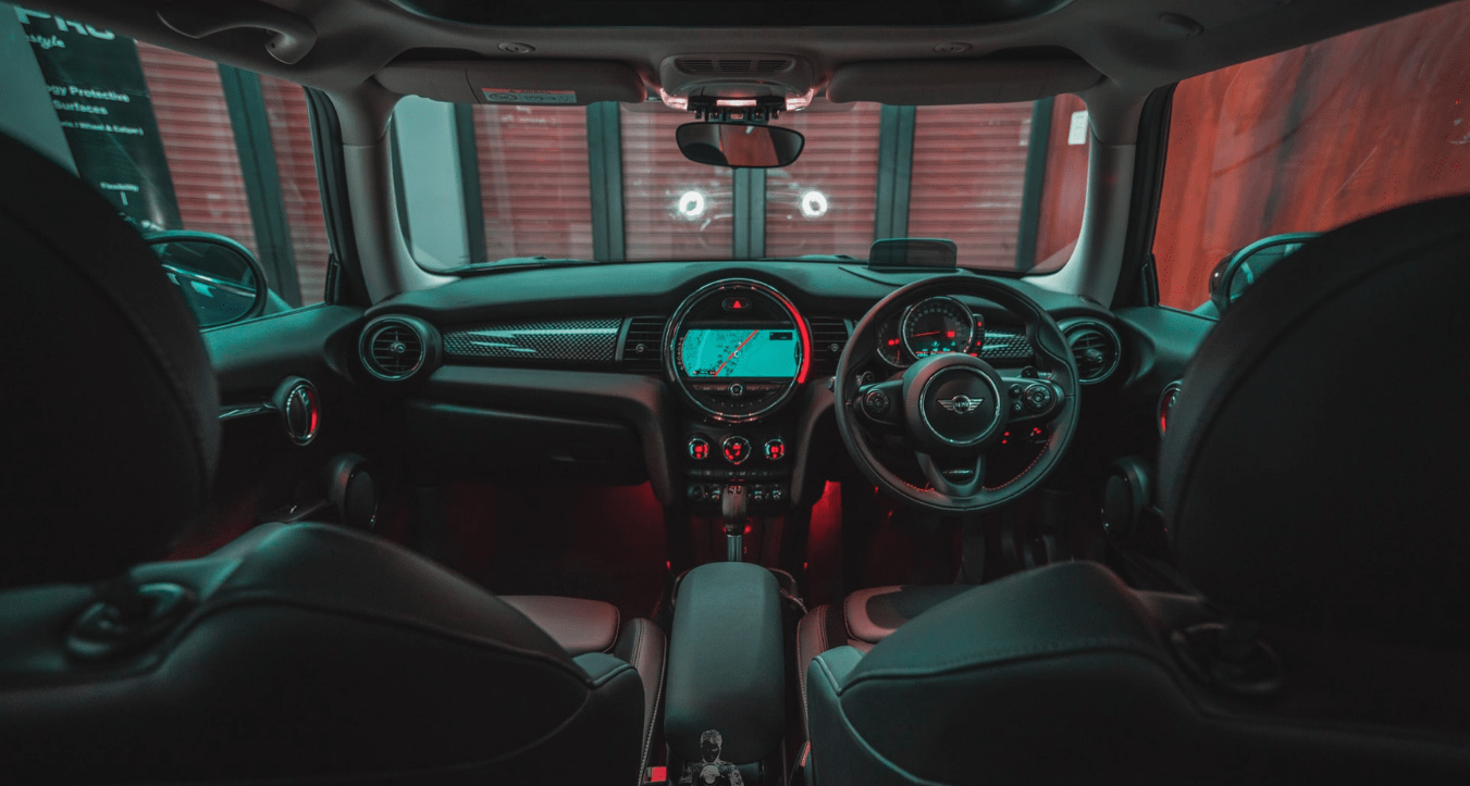 Interior del coche negro y rojo