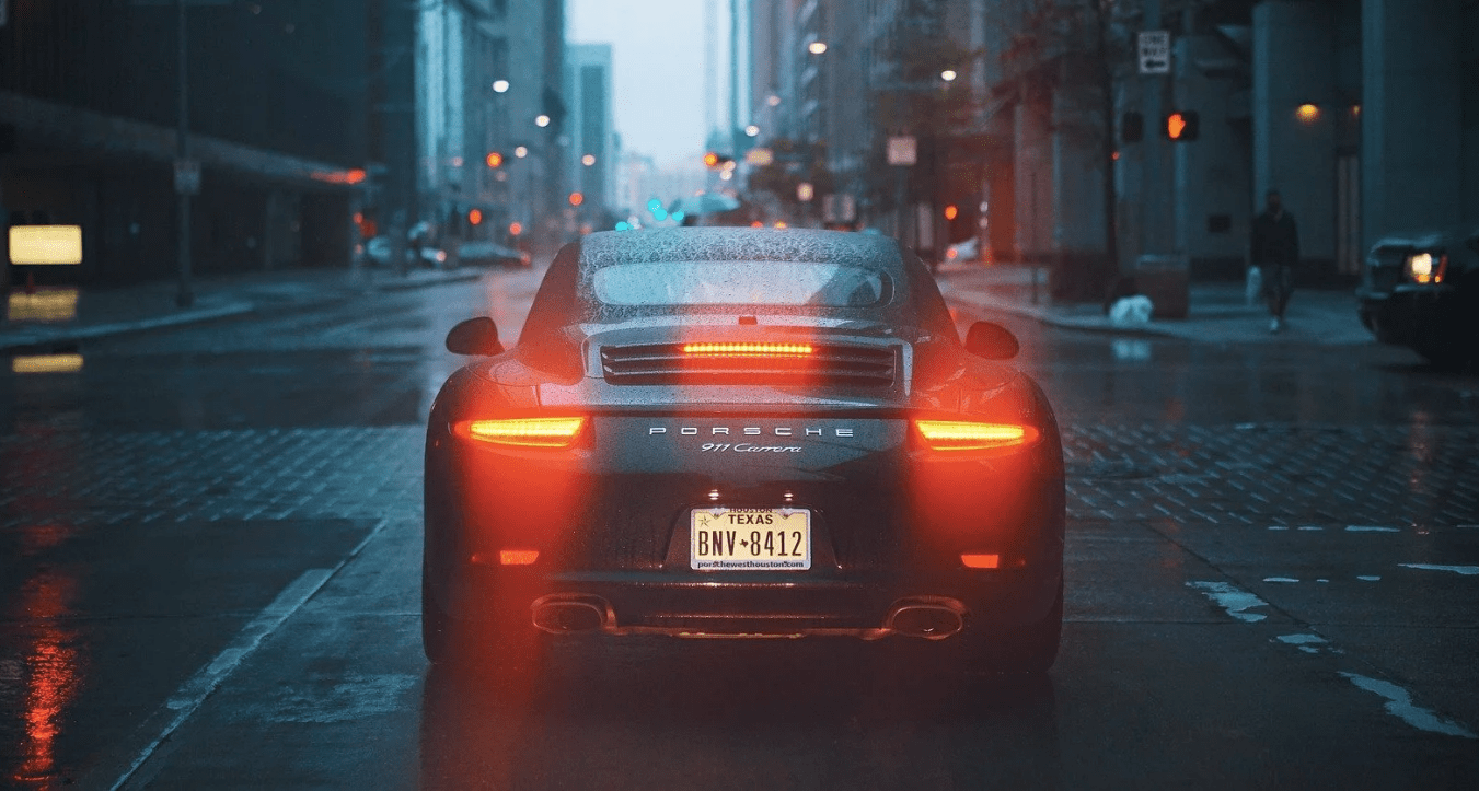 Porsche negro en la calle