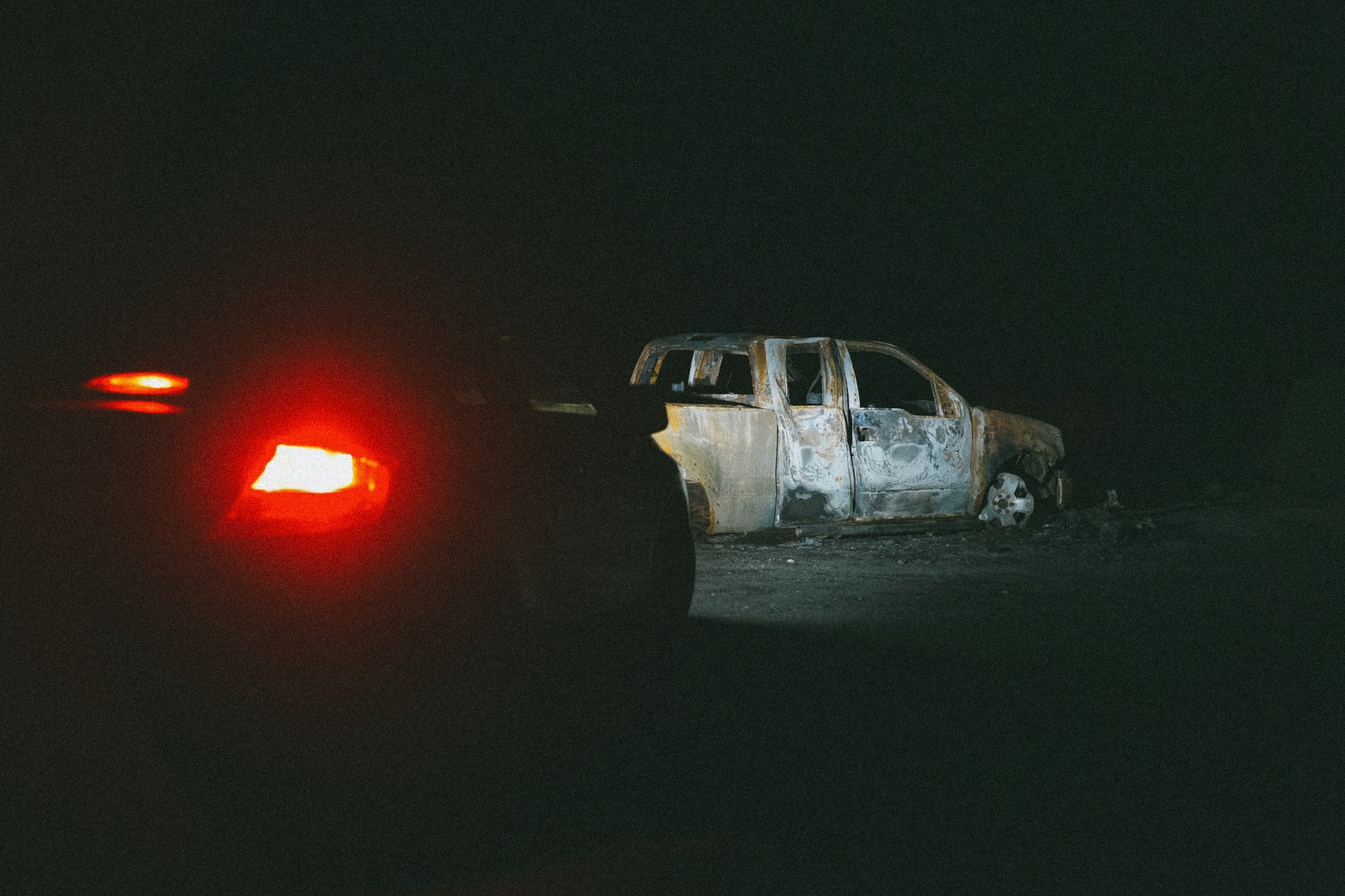 voiture complètement brûlée hors route