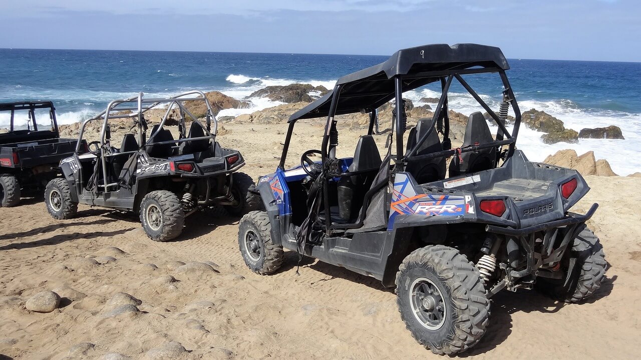 3 cuatriciclos junto al mar