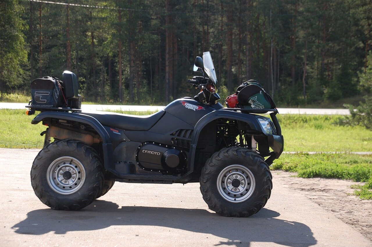 un quad usado en el bosque