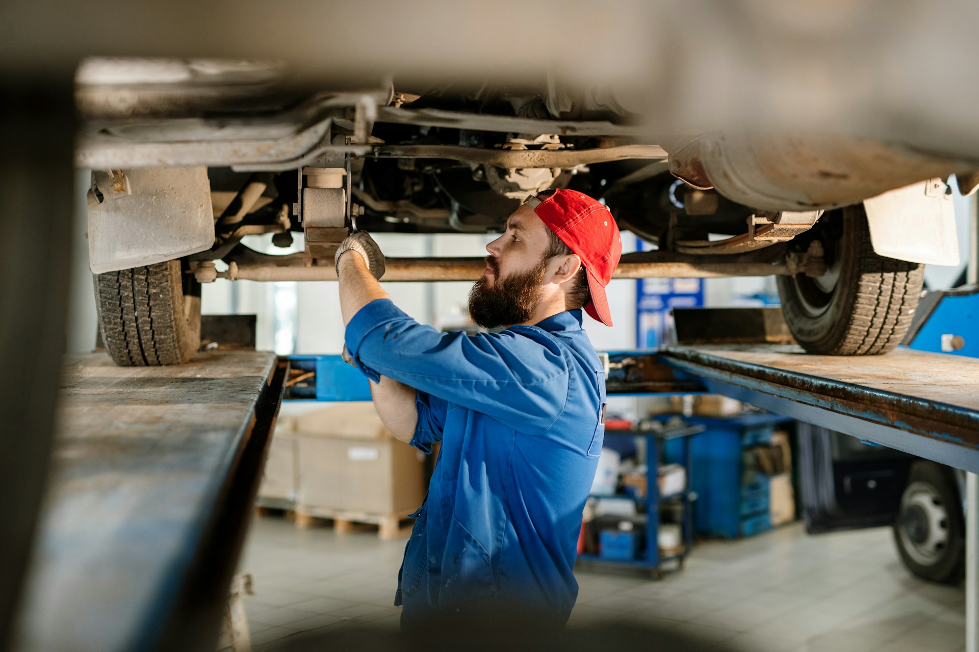 mécanicien reconstruisant une voiture d'occasion