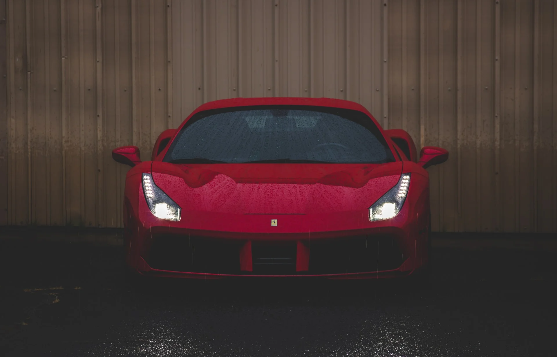 Красный спорткар Ferrari