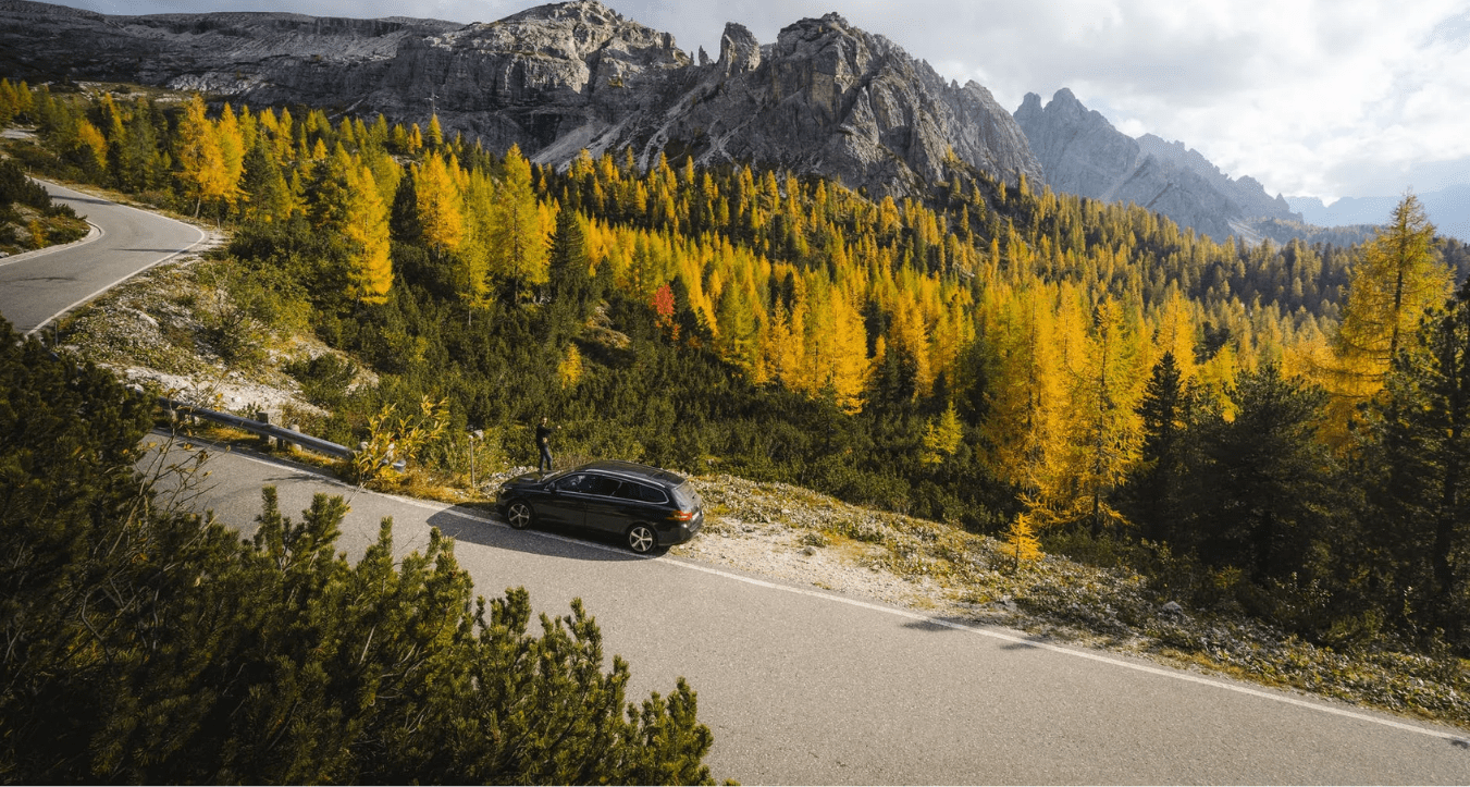 SUV gris oscuro en la carretera en otoño