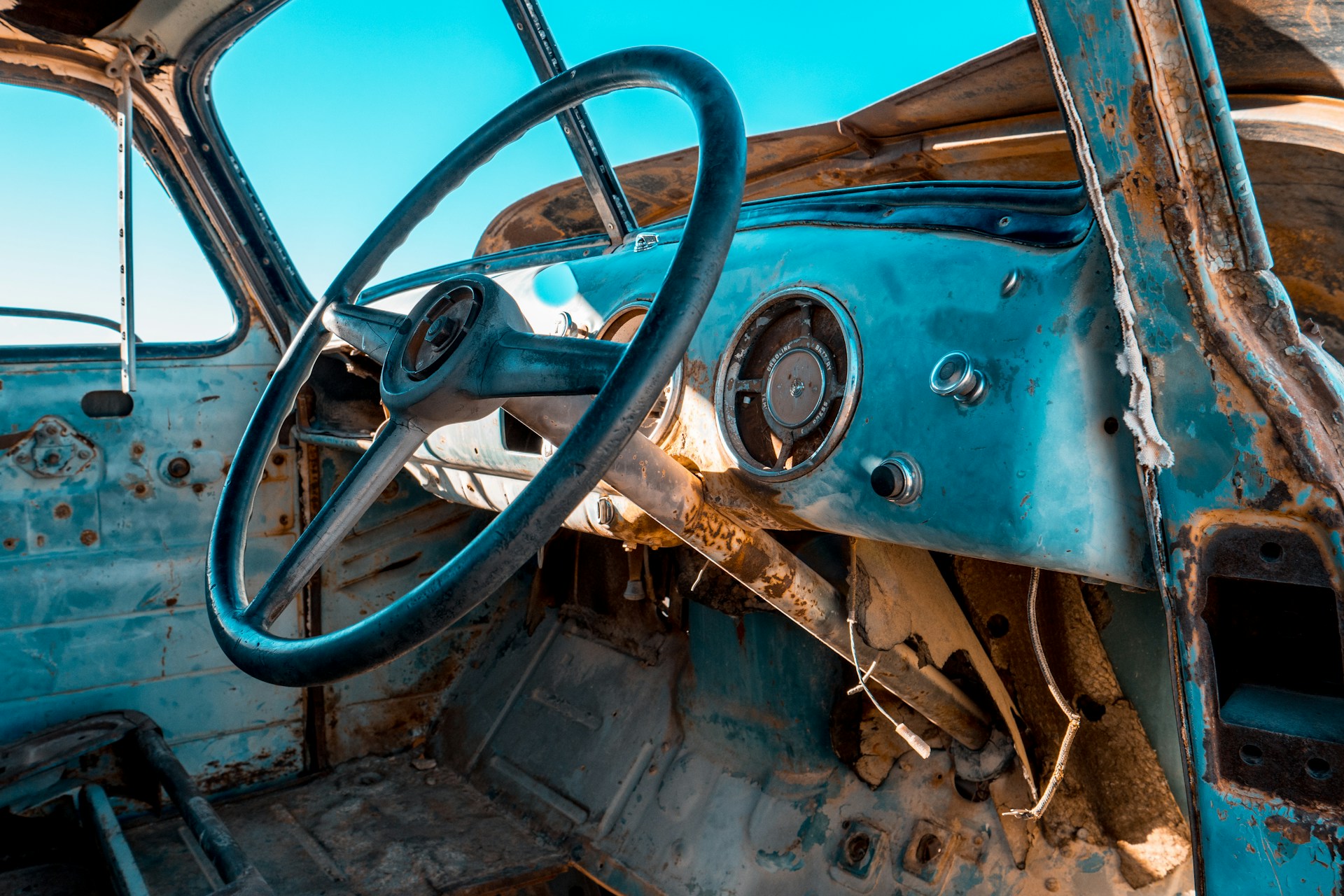 steering wheel in a rusty damaged car