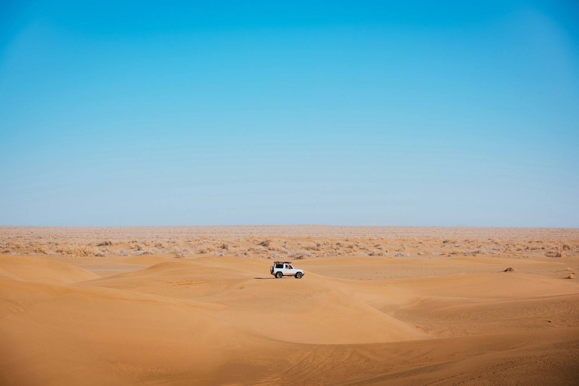 coche en un desierto